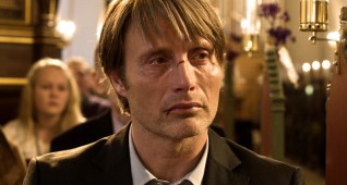 officia_mads_mikkelsen_in_church_thehunt_framegrabphoto_by_charlotte_bruus_christensen