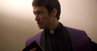 Simon Quarterman plays Fr. Ben Rawlings in THE DEVIL INSIDE, from Insurge Pictures.