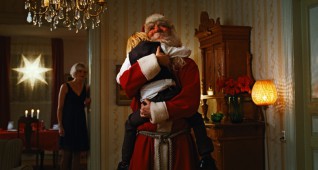 keystill_2_paul-gives-the-child-a-hug