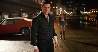 Tom Cruise (center) is Jack Reacher in JACK REACHER, from Paramount Pictures and Skydance Productions..