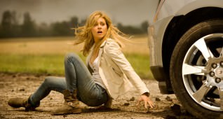 Tessa Yeager (Nicola Peltz) tries to outrun some SOG operatives sent to capture Optimus Prime.