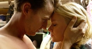 Edward Norton as ŇMikeÓ and Naomi Watts as ŇLesleyÓ in BIRDMAN. Courtesy Fox Searchlight Pictures. Copyright © 2014 Twentieth Century Fox.