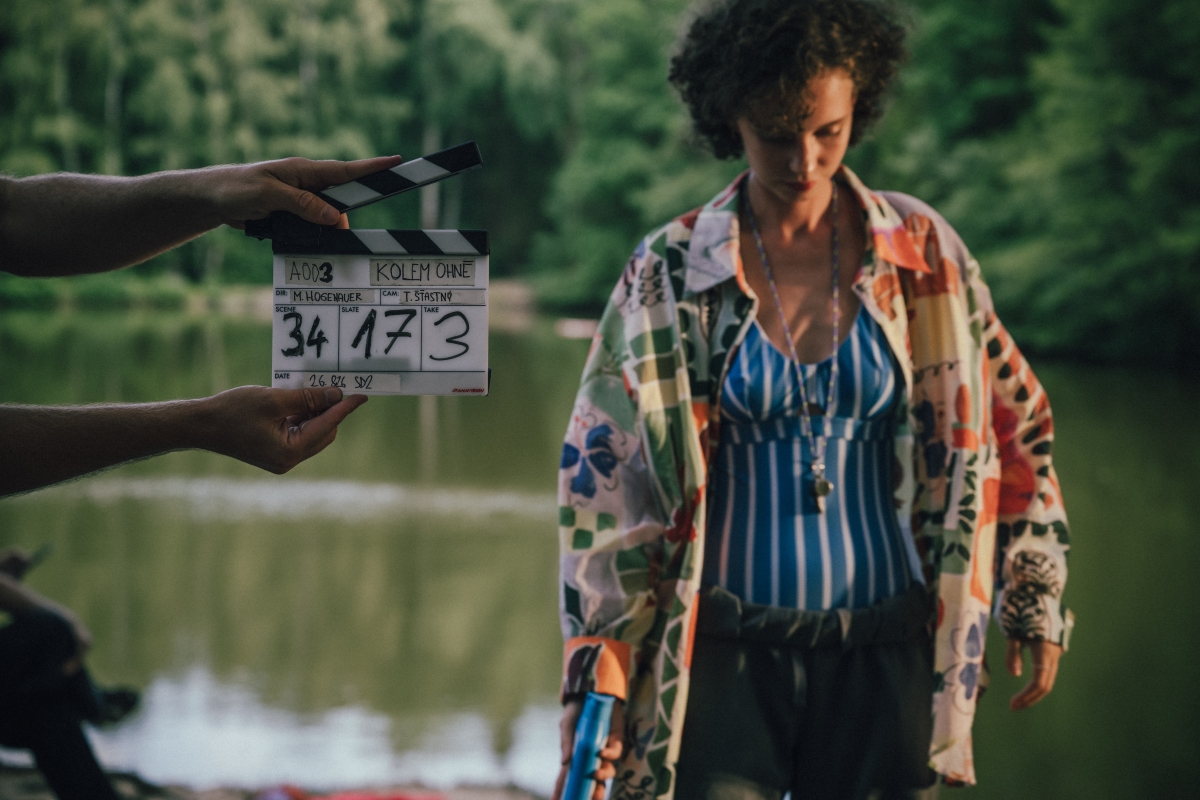 Michal Hogenauer natáčí celovečerní hraný film Kolem ohně o zážitcích z letního tábora, které se neměly stát